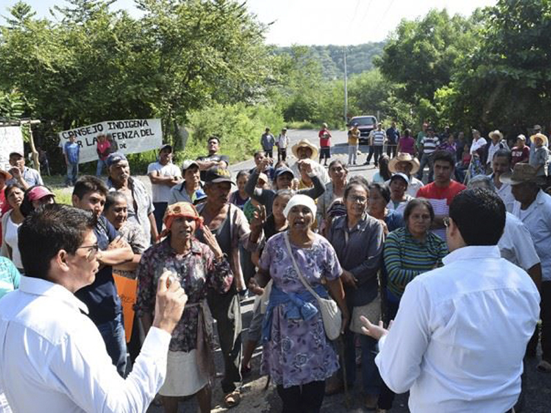 Habitantes de Zacualpan bloquean carretera de su comunidad; denuncian que les quieren imponer comisario
