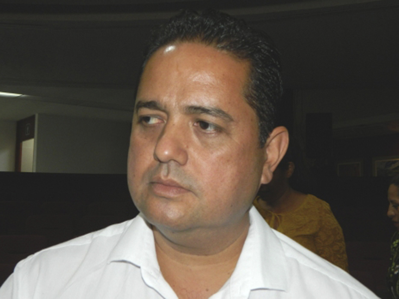 Carlos Farías lucra con muerte de Anel Bueno en la tribuna, después abandona el Congreso