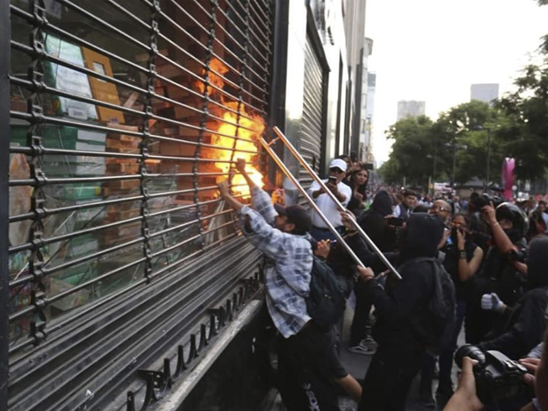 Supuestos anarquistas bandalizan negocios en la CDMX durante manifestaciones por los 43