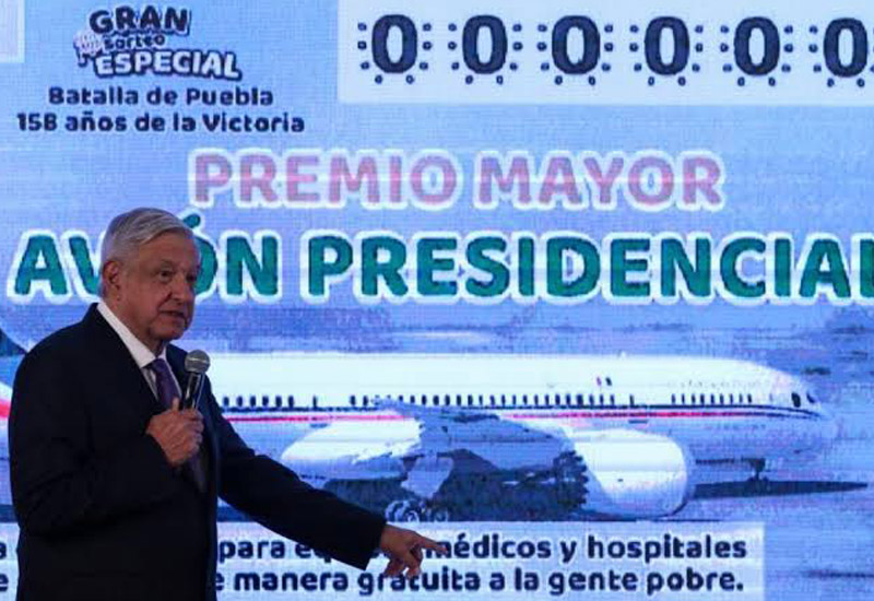 AMLO presenta boleto para rifa del avión presidencial