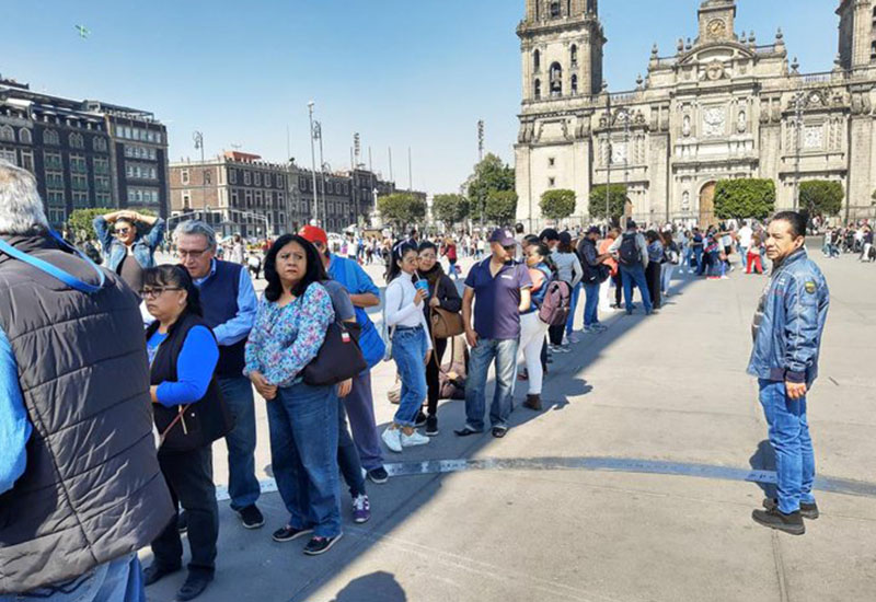 En la CDMX, miles de personas firman para enjuiciar a ex presidentes