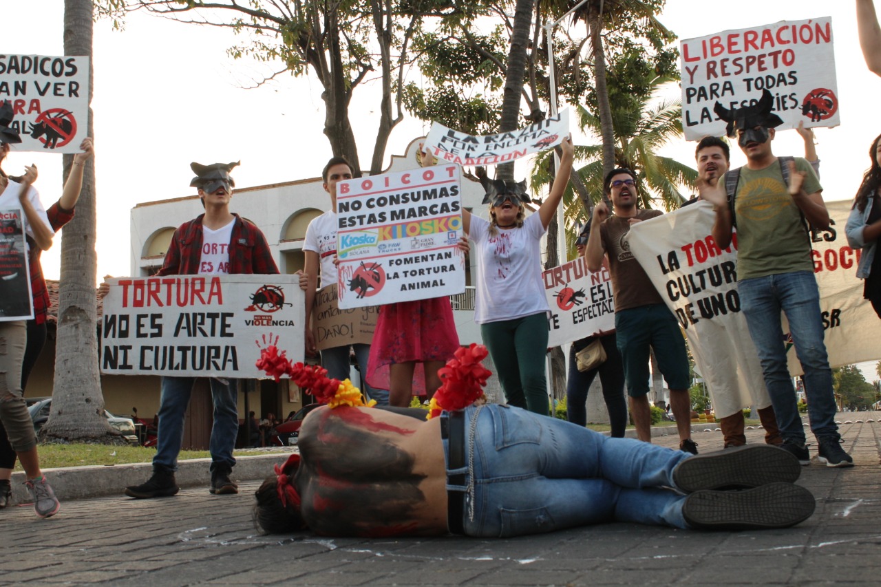 Ciudadanos y colectivos se manifiestan contra las corridas formales en «la Villa»