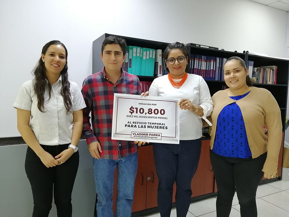 Vladimir Parra entrega donación al Refugio Temporal de Mujeres del ICM