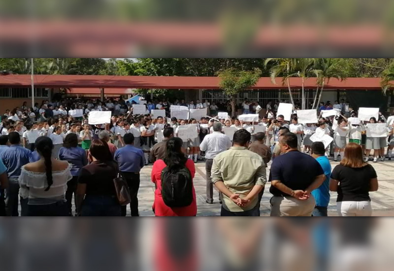 Alumnas de secundaria Corona Morfín de Colima se manifiestan contra profesor acosador