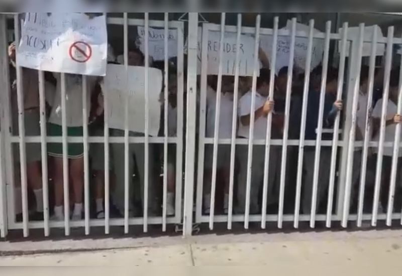 Protesta rinde frutos: suspenden a profesor señalado por acoso en secundaria Corona Morfín