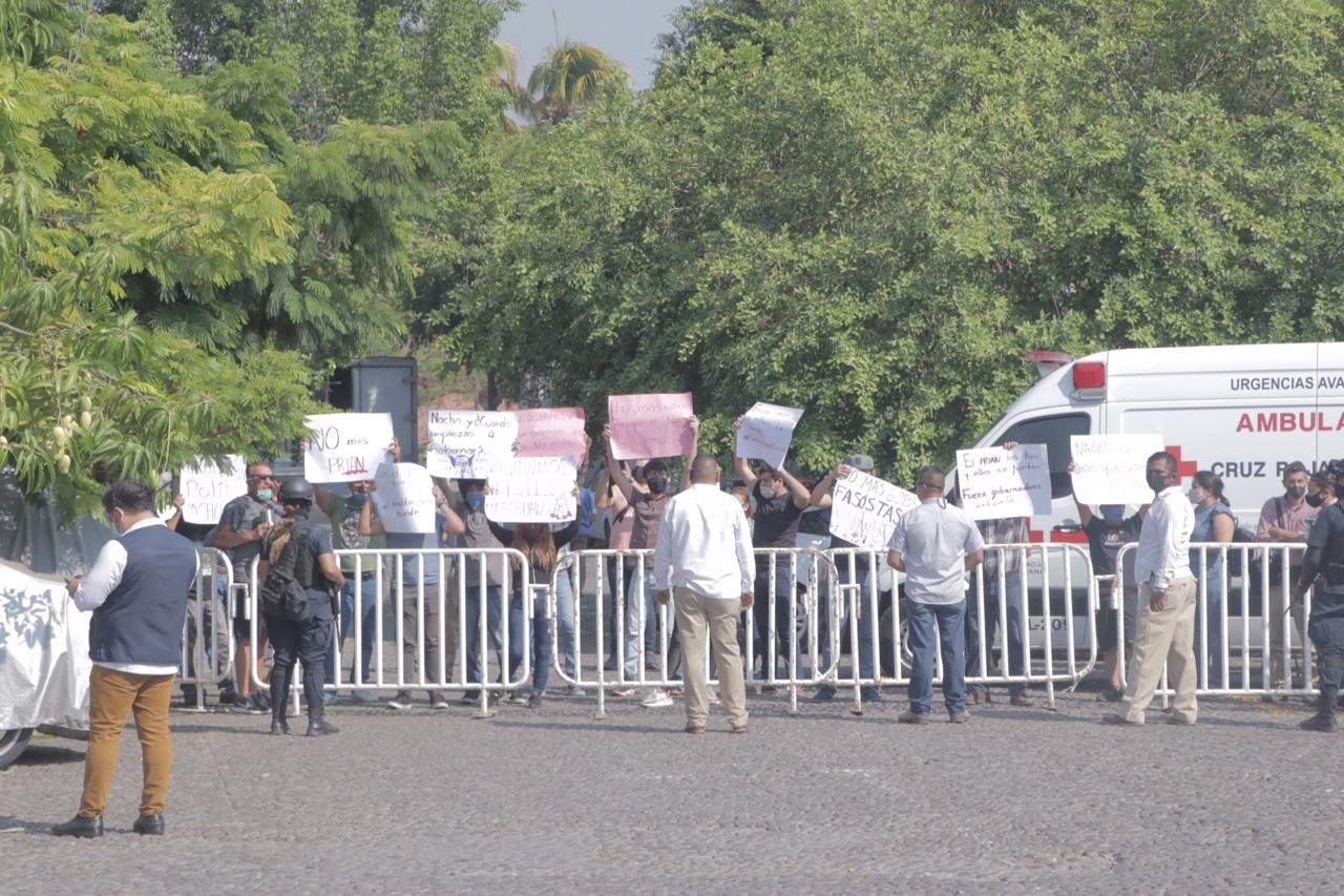 A 30 mts de distancia, Nacho Peralta ‘ignora’ a manifestantes por su reunión de gobernadores