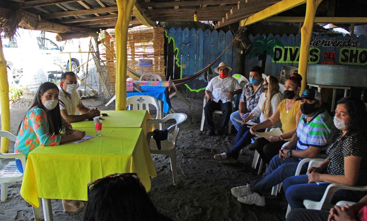 Indira Vizcaíno sostuvo reunión con ramaderos de playas de Tecomán