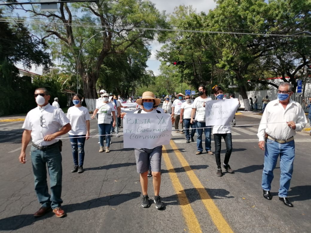 En marcha pacífica, con cubrebocas y sana distancia, colimenses exigen renuncia de Nacho Peralta