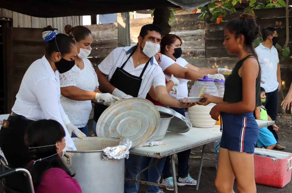 Regidor por Morena, Ángel Venegas y su esposa, llevan almuerzo a familias de Cofradía de Morelos