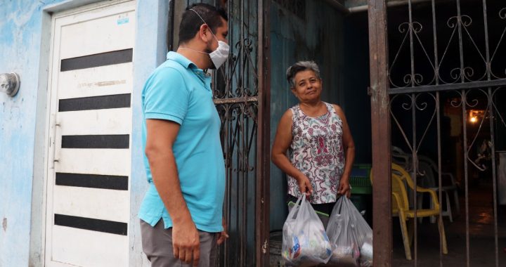 Apoya Regidor Ángel Venegas “El Hombre Barrio” a personas vulnerables de Tecomán