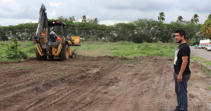 Regidor Ángel Venegas “El Hombre Barrio” atiende limpieza de lotes baldíos y áreas verdes en Tecomán