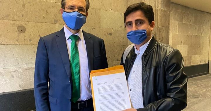 Vladimir Parra entrega a Esteban Moctezuma petición para federalizar los EMSAD de Colima