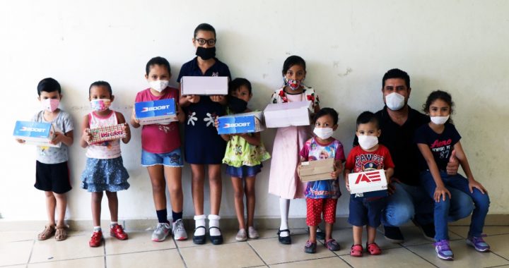 Regidor, Ángel Venegas “El Hombre Barrio”, entrega calzado a niñas y niños de Villas del Sol en Tecomán