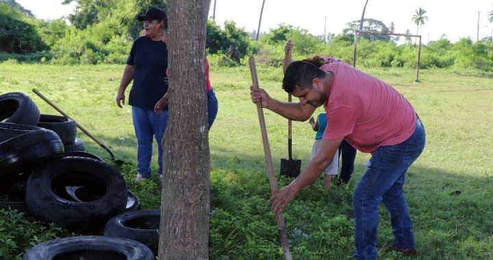 Regidor Ángel Venegas “El Hombre Barrio”, atiende petición de vecinos de la “La Cuarta” en Tecomán