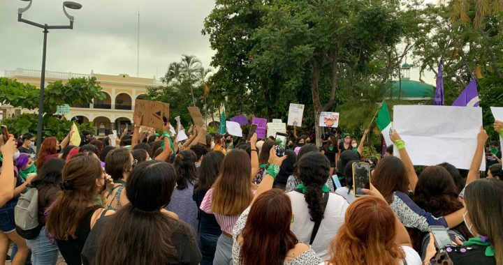 Pintas, consignas y mitin: mujeres por el derecho a decidir en el #28S