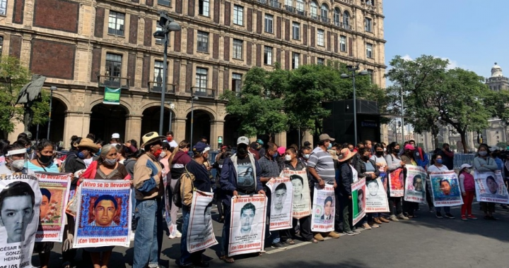 Familiares de los 43 normalistas de Ayotzinapa protestan afuera de SCJN