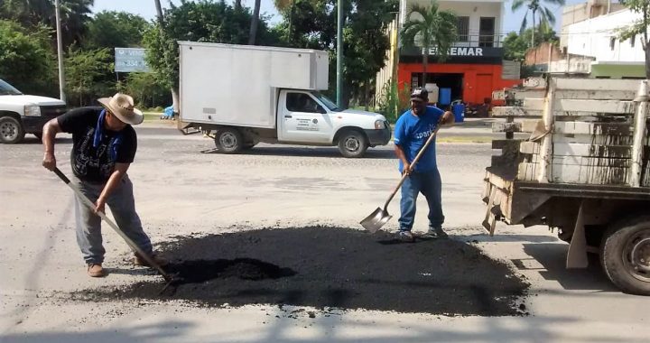 Es permanente programa de bacheo para mejorar vialidades de Manzanillo