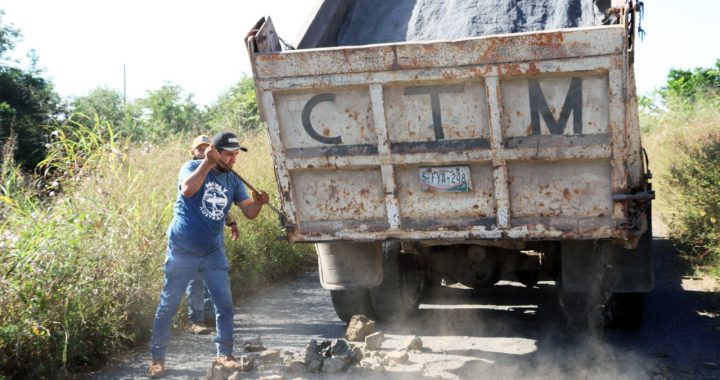 Regidor Ángel Venegas lleva balastre para bacheo en carretera Colima-Boca de Apiza