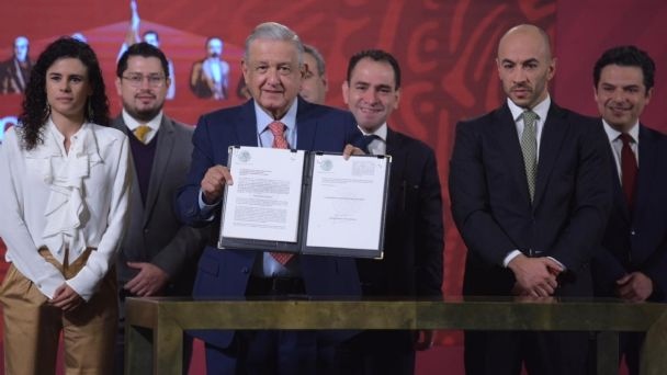 AMLO presenta iniciativa para eliminar el outsourcing; la envía al Congreso