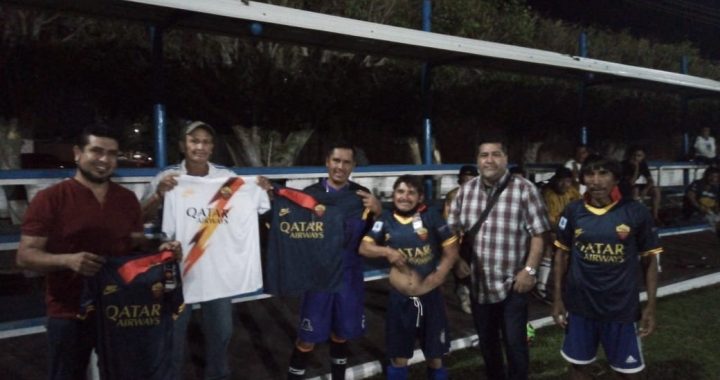 Gestiona Regidor Ángel Venegas uniformes para equipo deportivo de la colonia San José en Tecomán