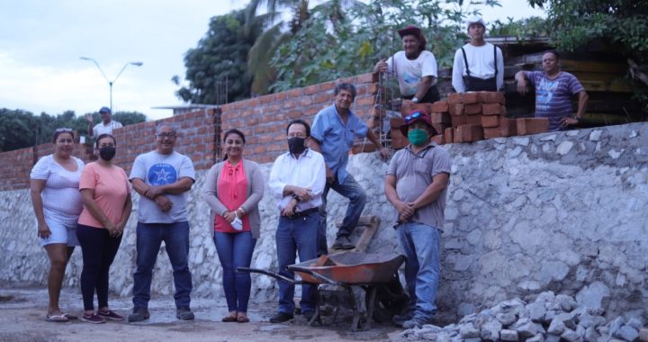 Griselda Martínez supervisa construcción de muros de contención de viviendas afectadas por las pasadas tormentas en El Valle de Las Garzas