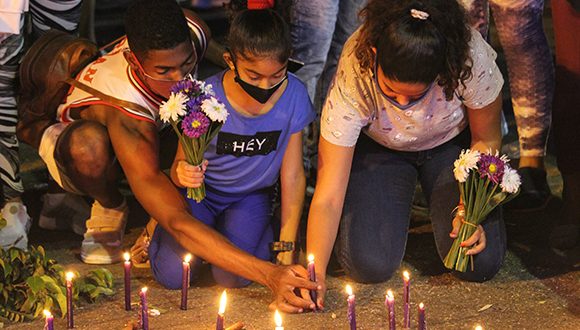 Numerosas familias asistieron el pasado 17 de diciembre a venerar a San Lázaro en el capitalino poblado de El Rincón, una tradición que se mantuvo pese a la COVID-19. Foto: Yandry Fernández Perdomo/ Cubadebate.