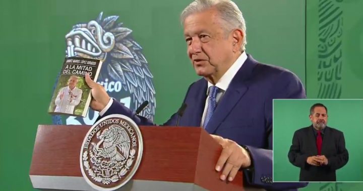 AMLO recomienda a sus adversarios que lean su nuevo libro