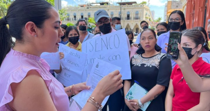 Indira platica con estudiantes del Isenco; aclara dudas sobre titulación