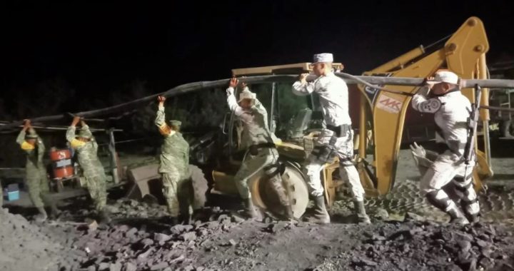 Cinco mineros fueron rescatados y 10 continúan atrapados tras derrumbe en México