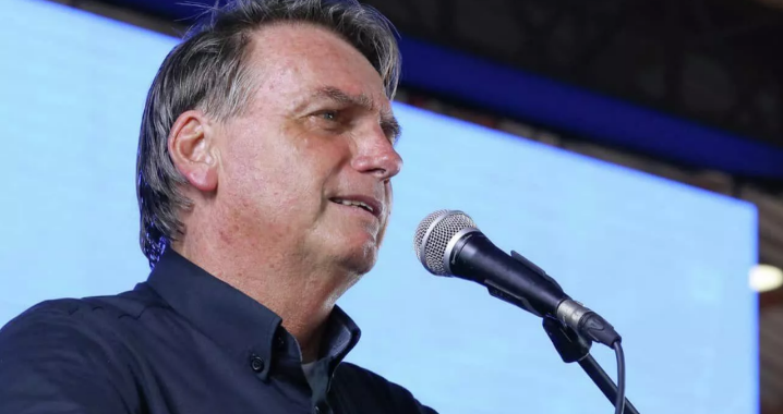 Bolsonaro arranca la campaña electoral dando protagonismo a su esposa y apelando a dios