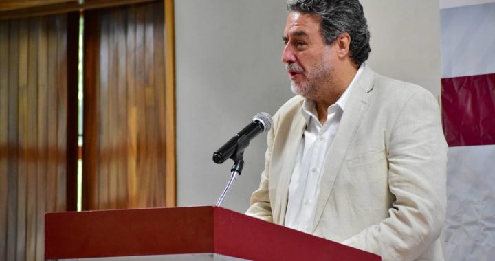 Luciano Concheiro reconoce a Indira Vizcaíno como ejemplo nacional