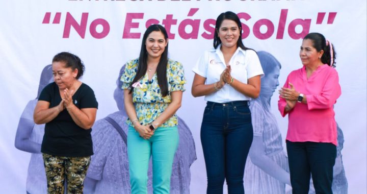 Diana Zepeda e Indira Vizcaíno entregan apoyos económicos a jefas de familia en Armería