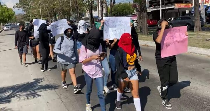 Estudiantes del CBTIS 157 protestan en contra de acoso sexual de docentes