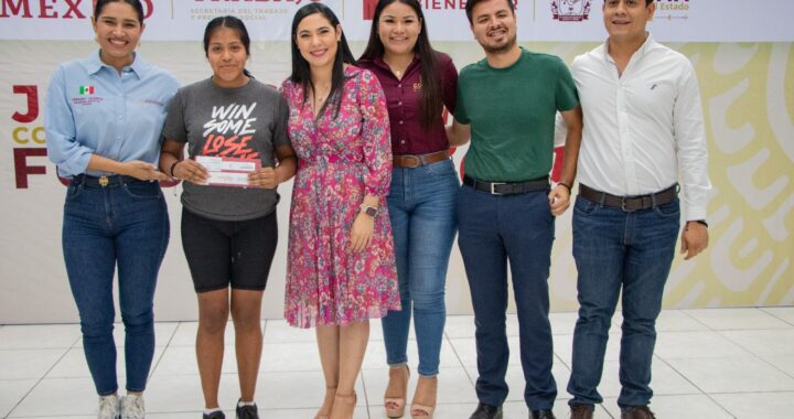 Indira participa en entrega de tarjetas del programa Jóvenes Construyendo el Futuro, en Comala