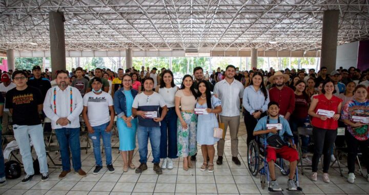 Indira Vizcaíno y Viri Valencia participan en entrega de 496 tarjetas a Jóvenes Construyendo el Futuro, de Colima y Villa de Álvarez