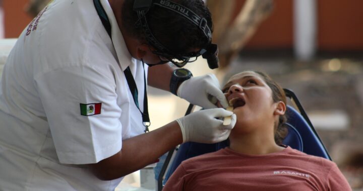 Cuidar la salud bucal con cepillado de dientes e hilo dental previene enfermedades