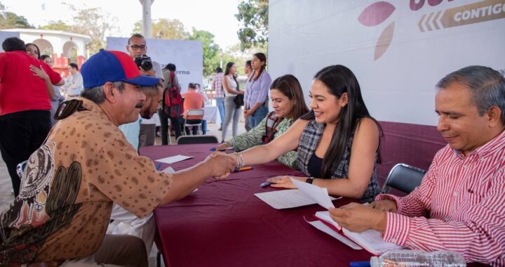 Indira escucha inquietudes de comaltecos en Diálogos Comunitarios, en El Remudadero