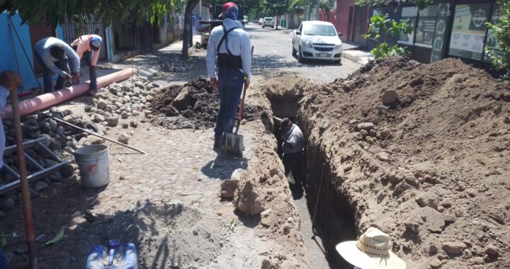 CIAPACOV sustituye 18 m de la red de drenaje de la Colonia Gregorio Torres Quintero en Colima