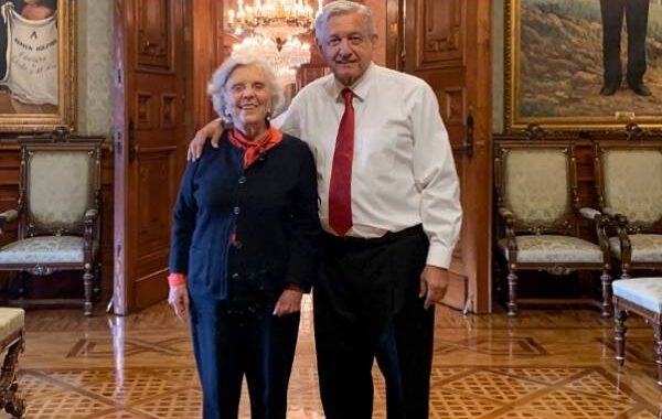 AMLO elogia a Elena Poniatowska y celebra la entrega de la Medalla Belisario Domínguez