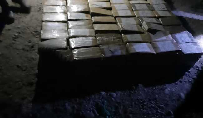 Marina, Ejército y Guardia Nacional aseguran 1,185 paquetes de presunta cocaína; asimismo detienen a tres presuntos trasgresores de la ley.