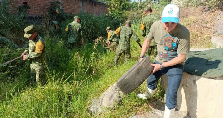 Delegación de Bienestar, Gobierno del Estado, CIAPACOV y SEDENA retiran 53 llantas del Arroyo El Manrique