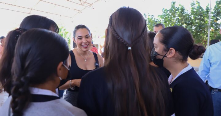 Nunca renuncien a lograr sus metas, anima Indira a estudiantes de Ixtlahuacán