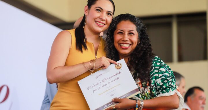 Gobernadora de Colima entrega reconocimientos a 327 maestras y maestros