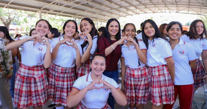 Gobernadora de Colima conversa con estudiantes de la que fue su secundaria, en Cuauhtémoc