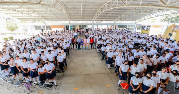 Gobernadora conversa con estudiantes de Tecomán; les motiva a luchar por sus metas