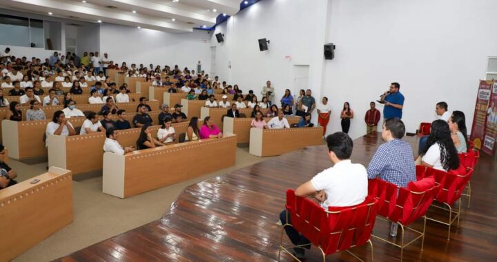 En Manzanillo, Indira anunció computadoras gratuitas para nivel profesional