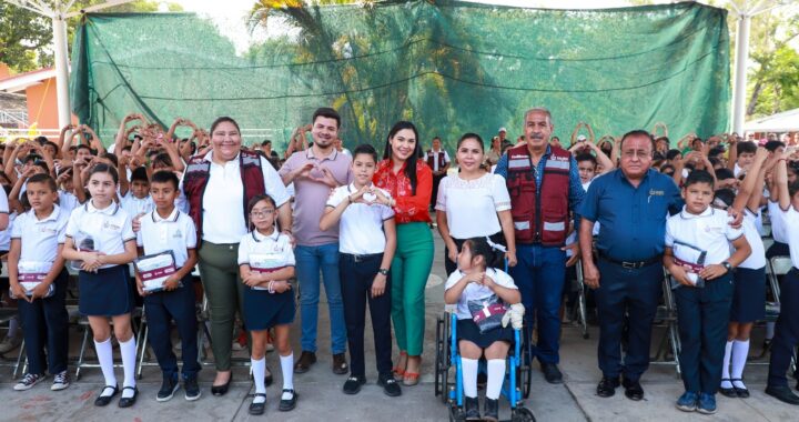 Indira entregó uniformes gratis en Cofradía de Suchitlán, programa que ayuda al ahorro familiar y la economía colimense