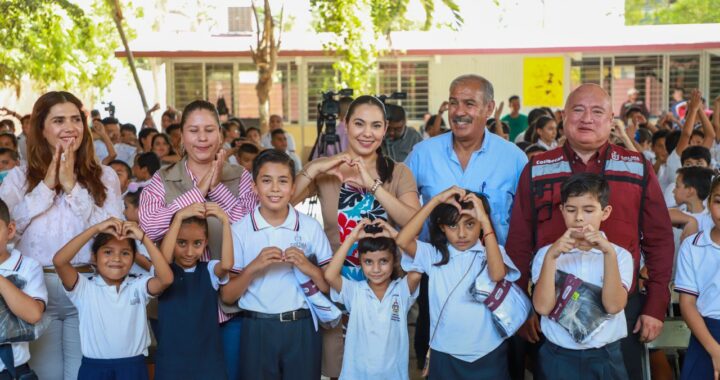 Indira entrega uniformes gratuitos en Santiago; serán casi 30 mil beneficiados en Manzanillo con 8 mdp de inversión