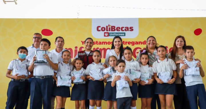 Indira entregó uniformes gratis a estudiantes de la primaria Independencia; en Armería serán más de 5 mil beneficiados