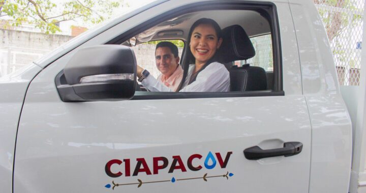 Indira y Vladimir entregan 3 vehículos para reforzar área operativa de Ciapacov